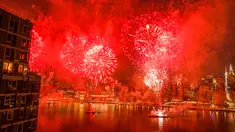 Kembang api meledak berlatar belakang cakrawala kota New York pada perayaan Hari kemerdekaan Amerika Serikat di atas Sungai Timur, Rabu (4/7). AS merayakan hari kemerdekaan yang jatuh pada 4 Juli atau dikenal Independence Day 4th July. (AP/Andres Kudacki)