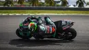Pembalap Yamaha Petronas Sepang Racing Team, Franco Morbidelli saat latihan bebas pertama (FP1) MotoGP Malaysia di Sirkuit Sepang, Jumat (1/11/2019). Franco Morbidelli menempati posisi kedua pada FP1 MotoGP Malaysia. (Mohd RASFAN/AFP)