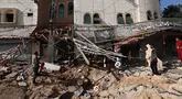 Orang-orang memeriksa dampak dari serangan Israel di Khan Yunis, Jalur Gaza Selatan pada 14 Mei 2025. (Eyad BABA/AFP)