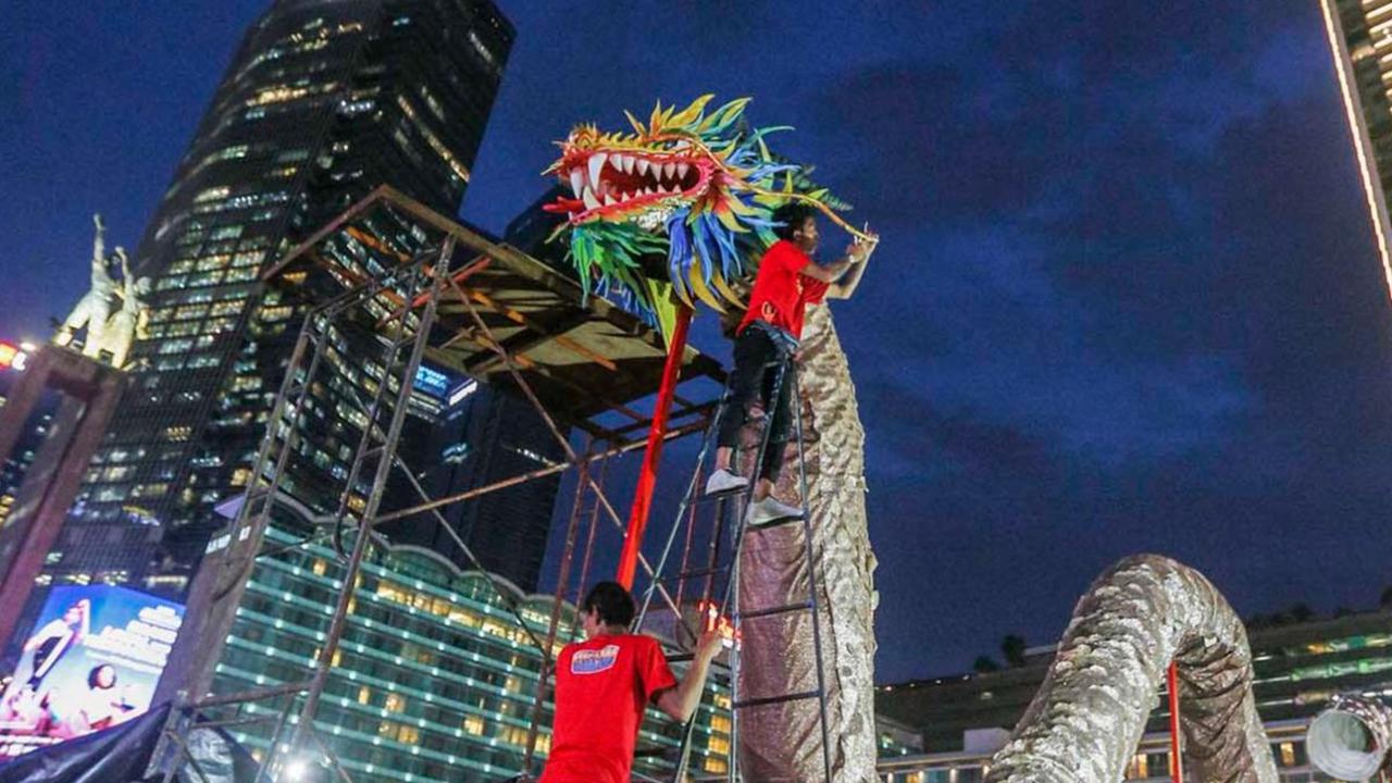 FOTO: Sambut Perayaan Imlek, Naga Raksasa Dipasang di Bundaran HI