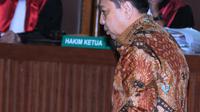 Terdakwa korupsi proyek e-KTP, Setya Novanto tertunduk usai pembacaan putusan di Pengadilan Tipikor, Jakarta, Selasa (24/4). Setya Novanto divonis hukuman pidana 15 tahun penjara dan denda Rp 500 juta. (Liputan6.com/Helmi Fithriansyah)