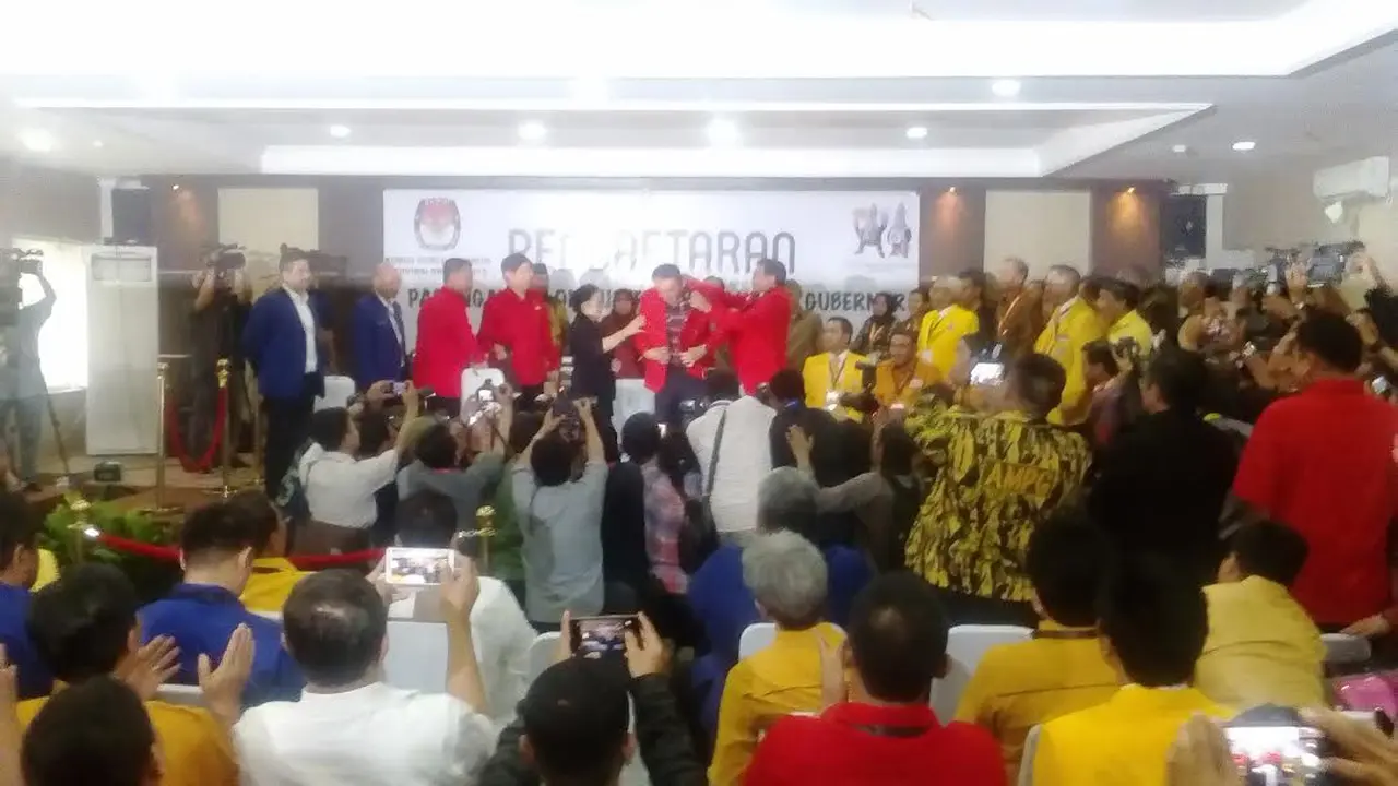 Ahok pakai jas merah usai daftar cagub DKI.