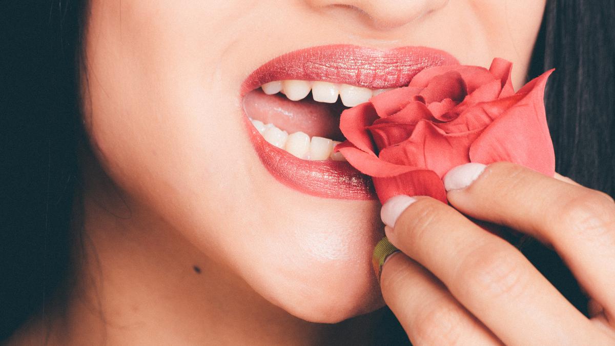 Cara Membuat Lip Balm dengan Air Mawar, Dapatkan Bibir Cerah dan Sehat