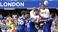 Harry Kane mencetak gol kedua timnya saat pertandingan Liga Inggris antara Chelsea dan Tottenham Hotspur di Stadion Stamford Bridge di London, Minggu Minggu (14/8/2022). (AP Photo/Ian Walton)
