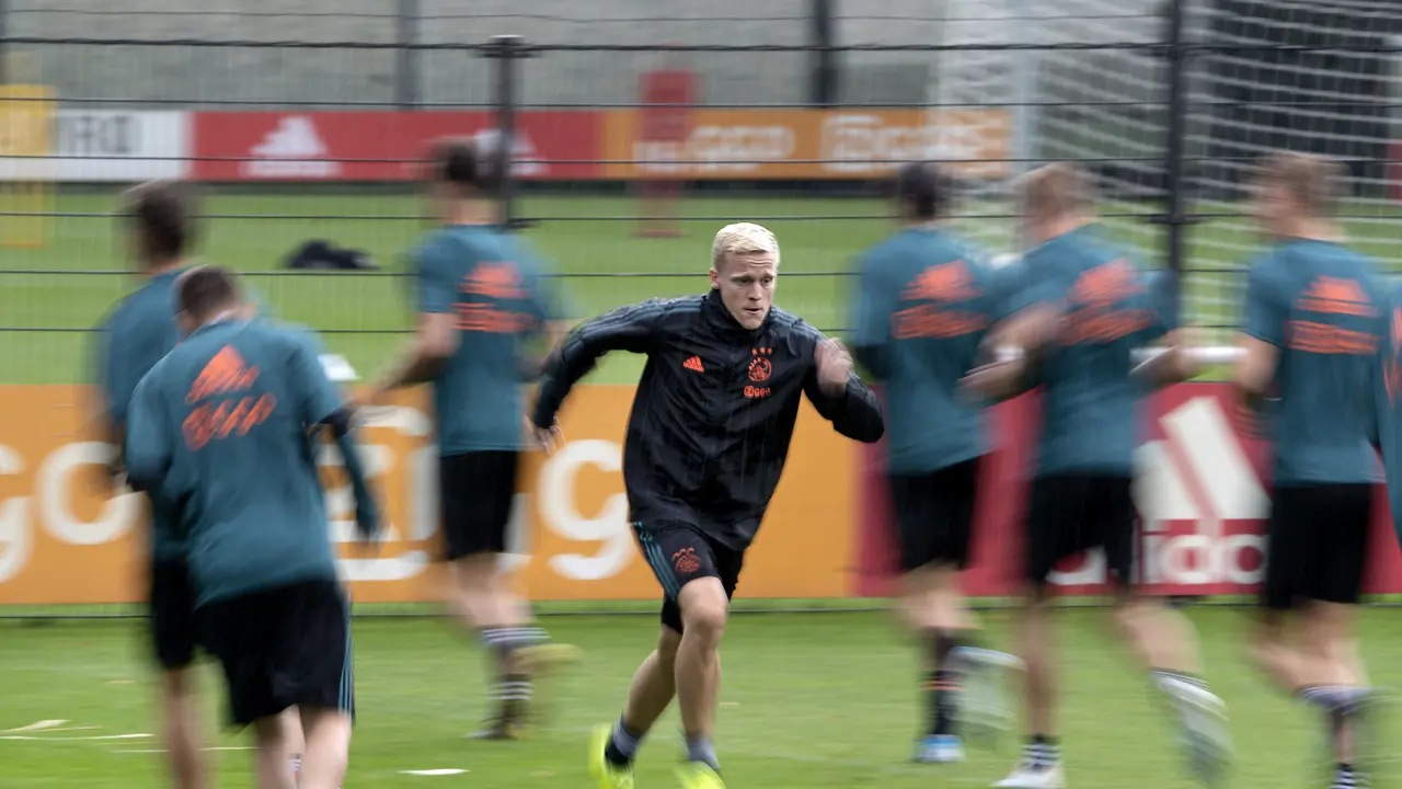 Manchester United Boyong Gelandang Donny van de Beek