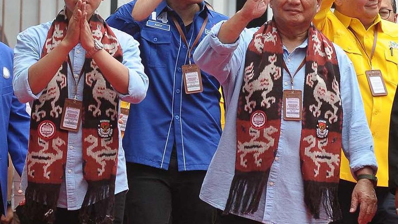 Prabowo dan Gibran langsung menyapa para pendukungnya setelah keluar dari Gedung KPU.