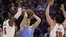 Aksi pemain Sacramento Kings, Bogdan Bogdanovic (tengah) mencoba memberikan umpan saat diadang dua pemain Chicago Bulls pada lanjutan NBA basketball game di Golden 1 Center, Sacramento, (5/2/2018). Kings menang  104-98. (AP/Rich Pedroncelli)