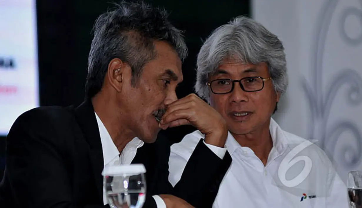 Dirut PT Pertamina Dwi Soetjipto (tengah) didampingi Direktur Hulu Syamsu Alam (kiri) memberikan keterangan terkait pengadaan minyak mentah dan BBM oleh anak usaha Pertamina (Integrated Supply Chain), Jakarta, Selasa (17/2). (Liputan6.com/Johan Tallo)