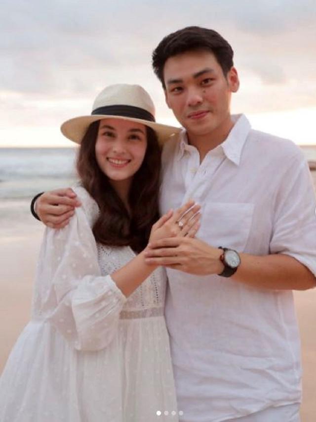 Chelsea Islan memamerkan cincin lamaran bersama calon suaminya Rob Clinton Kardinal
