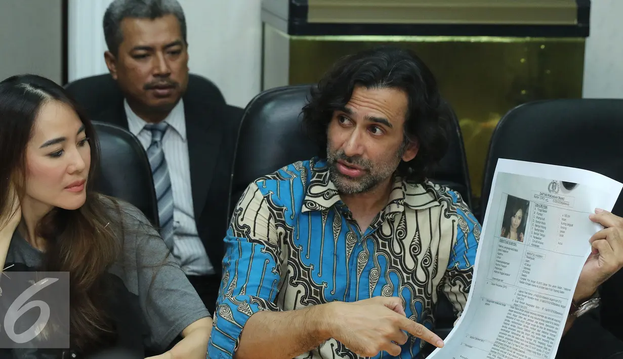 Jeremy Thomas dan istri menggelar konferensi pers terkait kasus yang menimpanya, Jakarta, Rabu (4/5). Jeremy menunjukkan salinan penetapan Maratul Habibah (Ara) sebagai Daftar Pencarian Orang (DPO) oleh Mabes Polri. (Liputan6.com/Herman Zakharia)