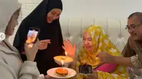Potret ibu Zaskia Adya Mecca mendapat kejutan ulang tahun (Sumber: Instagram/zaskiadyamecca)