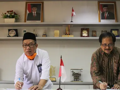 Direktur KSKK Madrasah Ditjen Pendis Kementerian Agama Dr. A. Umar, M.A (kiri) dan Presiden Direktur Smartfren Merza Fachys (kanan) menandatangani nota kerjasama pemberian kartu perdana Smartfren gratis untuk Madrasah se-Indonesia di masa Pandemi, di Jakarta, Senin (21/9/2020) (Liputan6.com/HO/Agus)