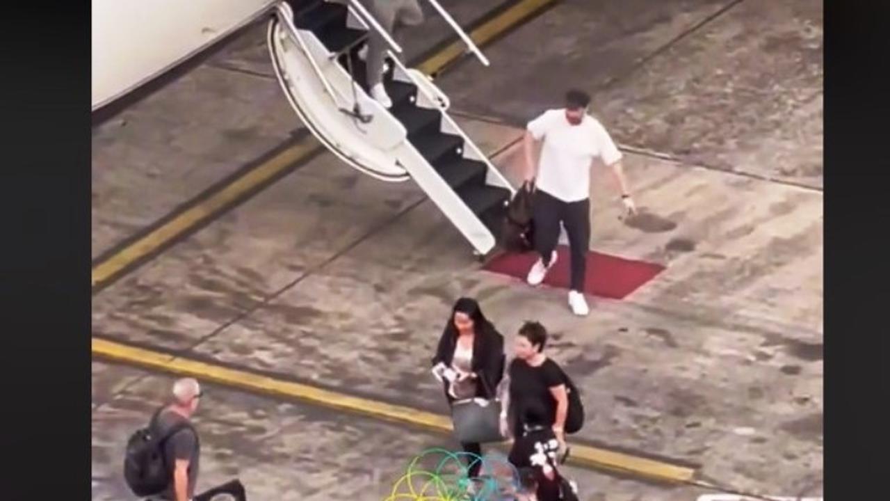 Beredar Video Personel Coldplay Tiba di Jakarta, Turun dari Pesawat Pakai Kaus Simpel dan Bawa Alat Musik Sendiri