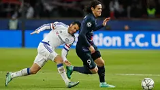Penyerang PSG, Edinson Cavani (kanan) berusaha membawa bola dari kejaran gelandang Chelsea, Pedro pada leg pertama Babak 16 besar Liga Champions di Parc des Princes, Paris, Rabu (17/2). PSG menang atas Chelsea dengan skor 2-1. (Reuters/Benoit Tessier)