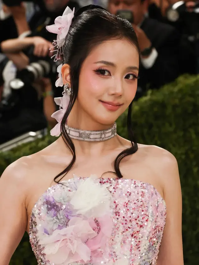 Debut Manis Jisoo di Met Gala 2026, Tampil Serba Pink Bak Putri Dior yang Berkilau