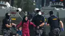 Polisi anti huru-hara mengevakuasi imigran wanita dan anaknya dari bentrokan yang terjadi antara polisi dengan imigran yang berusaha menerobos pintu perbatasan Serbia dan Hungaria di Roszke, Rabu (16/9/2015). (REUTERS/Dado Ruvic)