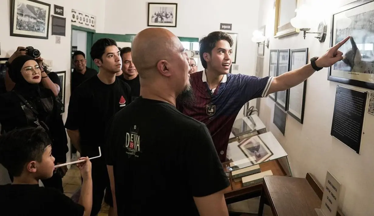 Mereka mampir ke Museum HOS Tjokroaminoto di sela jalan-jalannya di Surabaya. Sehingga saat datang ke museum, penampilan ayah dan ketiga putranya itu tampak santai. Saat berkunjung, mereka begitu antusias menjelajahi setiap sudut ruangan sambil mengenal lebih jauh tentang pahlawan pergerakan nasional tersebut. (Liputan6.com/IG/@elelrumi)