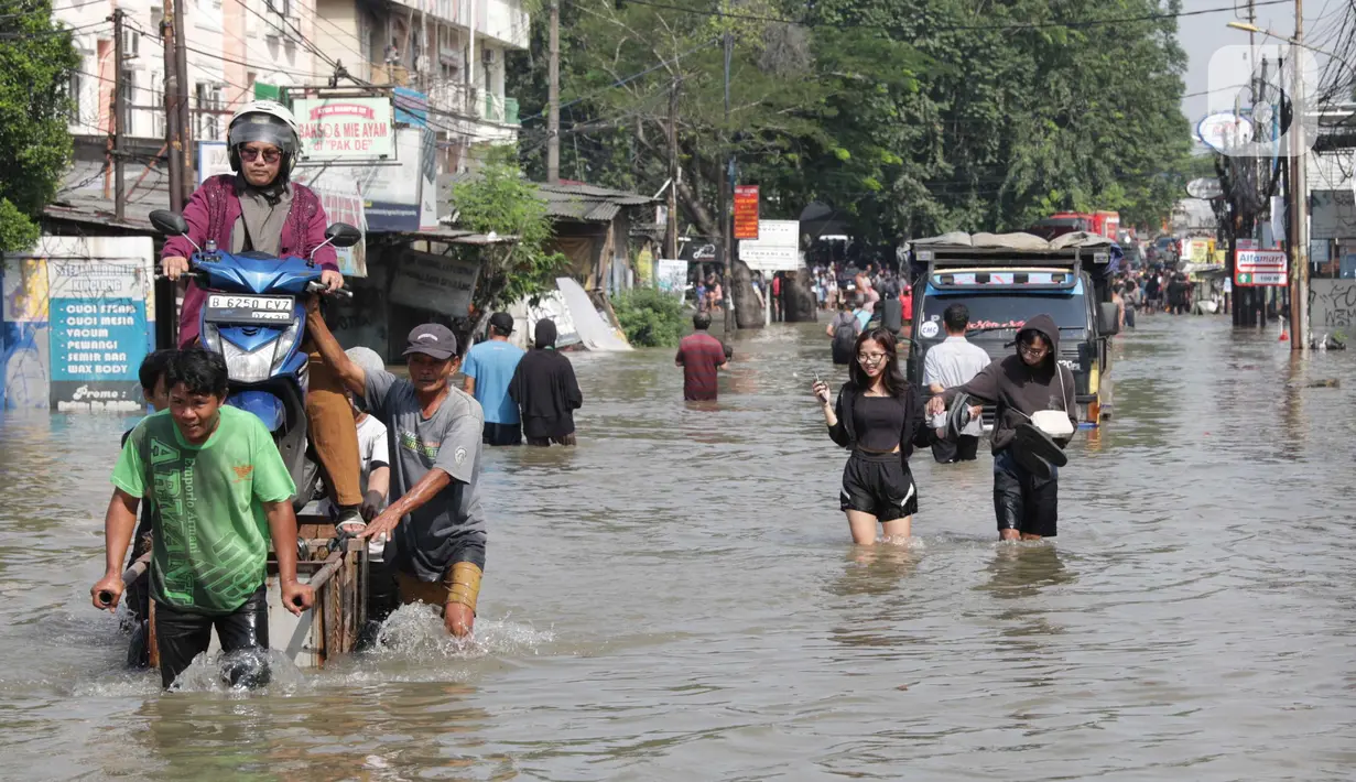 Sebelumnya, Badan Penanggulangan Bencana Daerah (BPBD) Kota Tangerang, Banten memastikan sebagian besar masyarakat sudah dievakuasi terkait banjir yang melanda sejumlah wilayah. (Liputan6.com/Angga Yuniar)