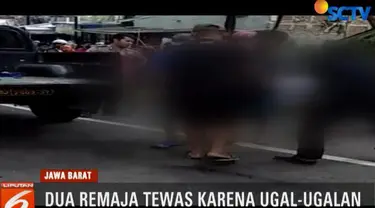 Menurut saksi mata, sebelumnya kedua remaja ini ugal-ugalan mengendarai sepeda motor dan akhirnya menabrak mobil box.