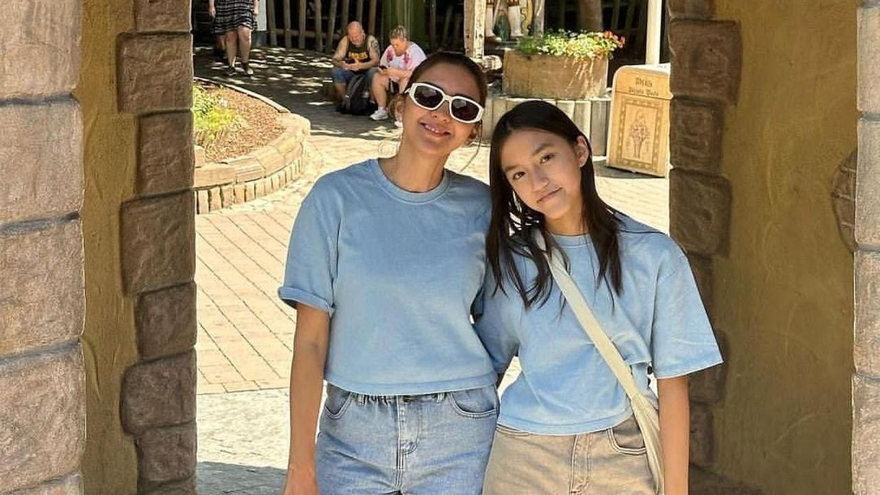 Mengiringi unggahannya, Donna mengaku bahwa ia janjian dengan Sabrina untuk mengenakan baju yang sama. Penampilan mereka pun terlihat bagaikan kembar.