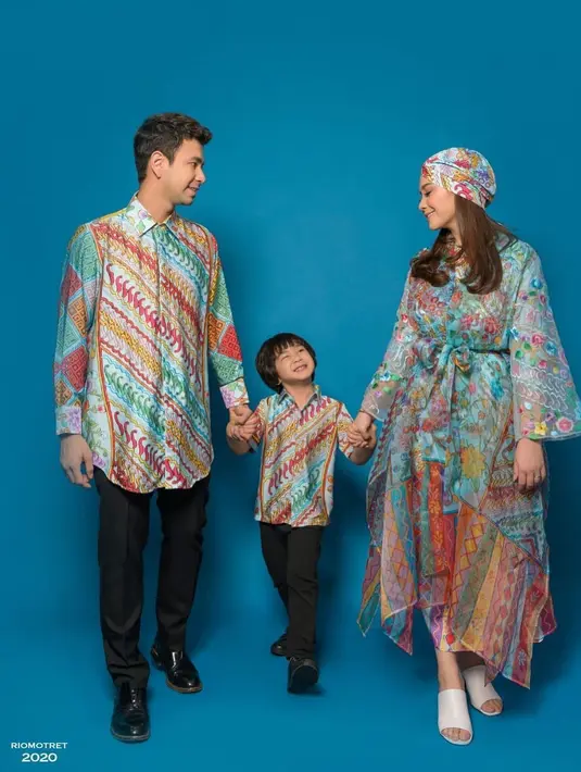 Kamu juga bisa tampil menawan dengan batik penuh warna, untuk kesan modern dan playful bersama pasangan.