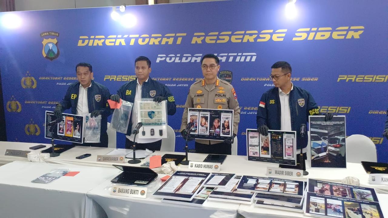 Polda Jatim bongkar penipuan arisan online. (merdeka.com/Erwin Yohanes).