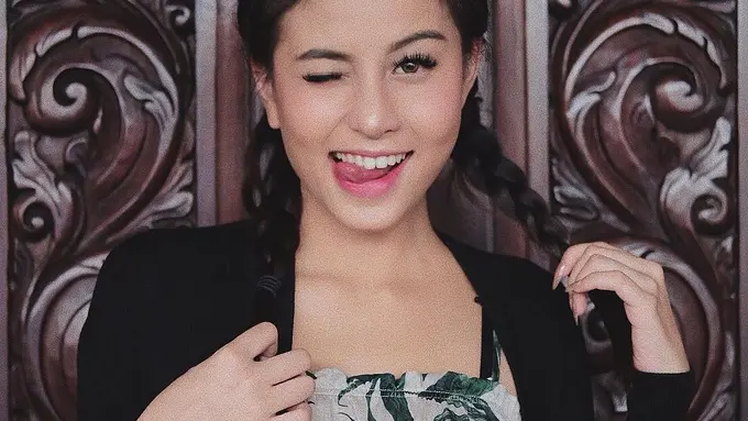 [Bintang] Jauh dari Gaya Sensual, Cantiknya Outfit Awkarin yang Super Girly Ini