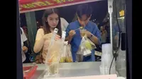 Sudah Jadi Wakil Presiden, Beredar Foto Gibran Rakabuming Raka Jajan Telur Gulung Bareng Selvi Ananda.&nbsp; foto: TikTok @nyonyahsann19N