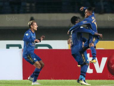 Trio Persib Bandung FEM (Febri, Essien dan Maitimo) merayakan gol saat melawan PS TNI pada lanjutan Liga 1 2017 di Stadion Si Jalak Harupat, Sabtu (05/8/2017). (Bola.com/Nicklas Hanoatubun)