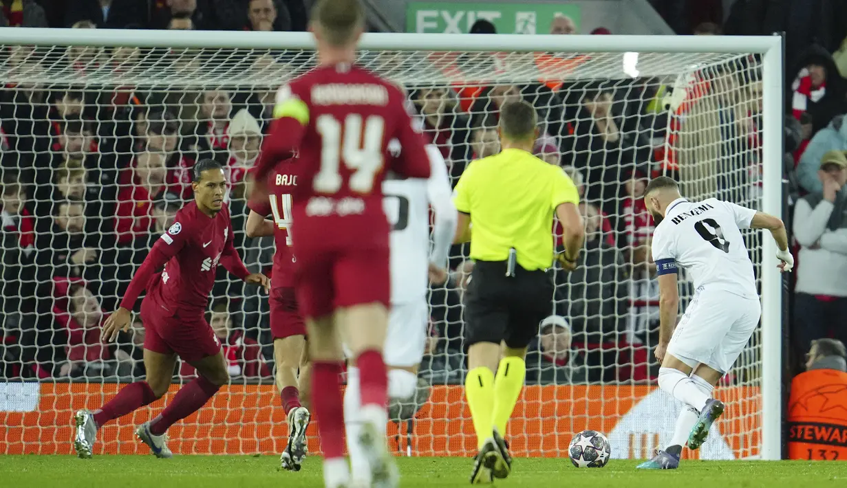 Striker Real Madrid, Karim Benzema (kanan) mencetak gol kelima Real Madrid ke gawang Liverpool dalam laga leg pertama babak 16 besar Liga Champions 2022/2023 di Anfield Stadium, Liverpool (21/2/2023). Hasil akhir Liverpool kalah 2-5 dari Real Madrid dan menjadi kekalahan terbesar Liverpool saat bermain di ajang Liga Champions. Lebih tragis lagi kekalahan terbesar ini diderita di kandang sendiri, Anfield Stadium. (AP Photo/Jon Super)