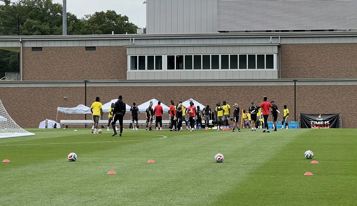 Pemain Timnas Ghana berkumpul di tengah lapangan usai menjalani sesi latihan di Bryant University, Rhode Island, Amerika Serikat, Senin (22/6/2026). Skuad The Black Stars berlatih di fasilitas berstandar internasional dengan kondisi rumput yang terawat sebagai persiapan menghadapi Inggris pada laga Grup L Piala Dunia 2026. (KLY Sports/Hery Kurniawan/Adv/Powerade)