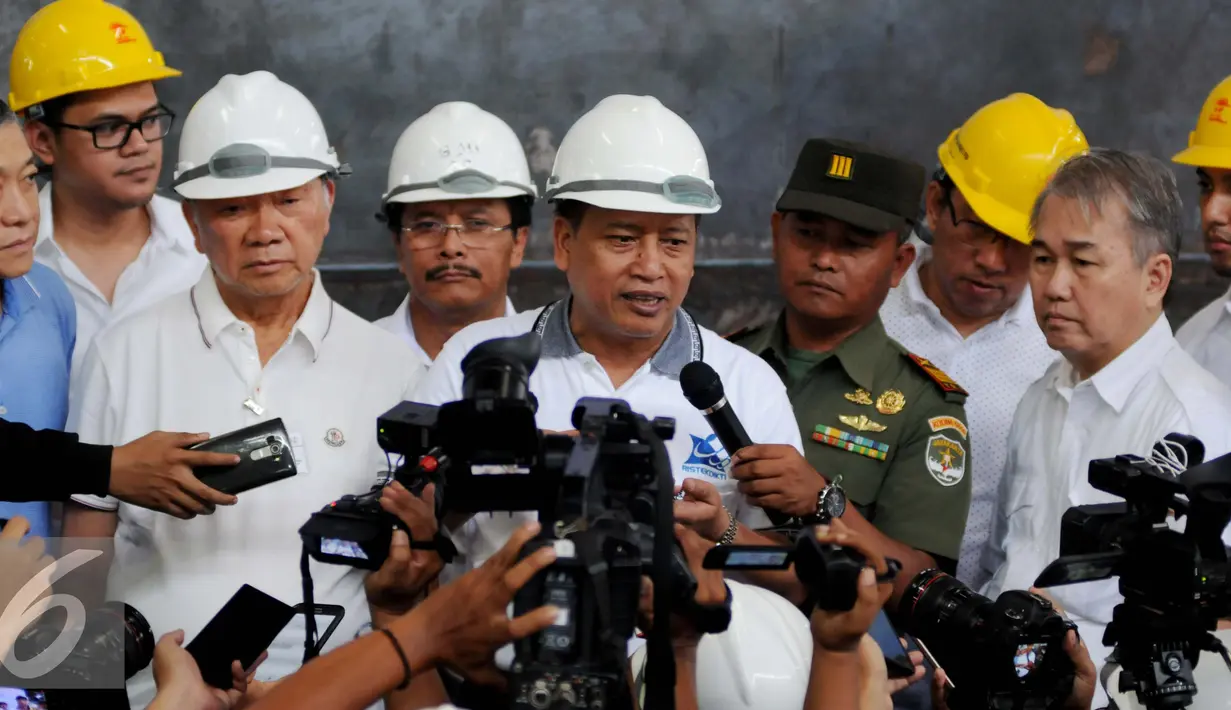 Menristekdikti Muhammad Nasir memberikan keterangan pada awak media saat mengunjungi pabrik pelat datar PT Gunung Steel Cikarang, Jawa Barat, Minggu (15/1). (Liputan6.com/Gempur M. Surya)