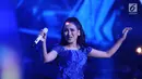 Pedangdut Ayu Ting Ting saat menghibur penonton pada perayaan HUT Indosiar ke-23 di Jakarta Convention Center (JCC), Kamis (11/1). Ayu Ting Ting dan Zaskia Gotik membawakan lagu sambalado dan tarik selimut. (Liputan6.com/Helmi Fithriansyah)