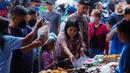 Di pasar ini, pedagang diberikan lapak khusus untuk menjual berbagai hidangan berbuka puasa. (Liputan6.com/Herman Zakharia)