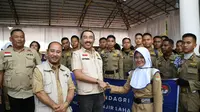 IPDN memberikan bantuan kepada korban bencana Banjir Bandang di Sumatera Barat.