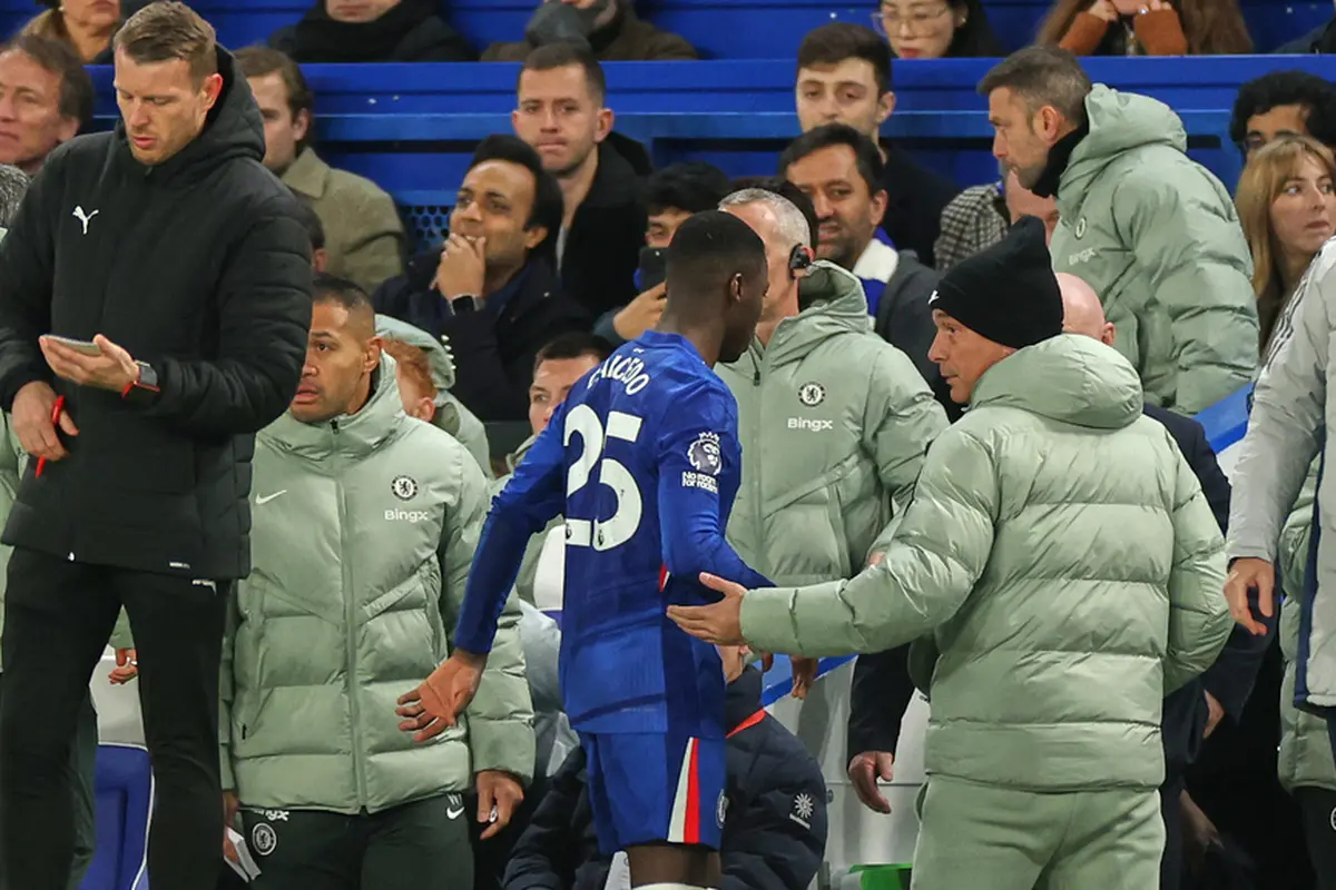 Moises Caicedo meninggalkan lapangan setelah menerima kartu merah pada laga Premier League antara Chelsea dan Arsenal