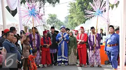 Warga meramaikan Festival Palang Pintu 2016 di Kemang, Jakarta, Sabtu (28/5). Festival tersebut dimeriahkan tari-tarian, musik, kebudayaan Betawi Samrah, hingga Sohibul Hikayat. (Liputan6.com/Immanuel Antonius)