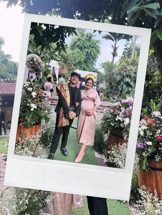 "Susternya cuma 'bu bayinya mau nyusu ya', ditaruh nih sama susternya. Ditinggal suster eh dia nangis. Lah kita bingung, ada suster nggak nangis pas giliran ditinggal gitu doang nangis. Panggil suster, terus kita lama-lama tengsin nih di rumah sakit paling bawel suster," kata Masayu Clara. [Instagram/masayuclara]