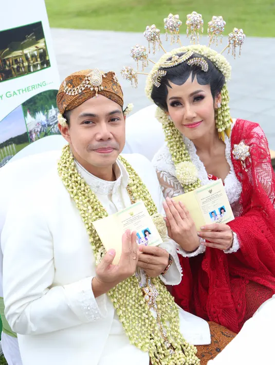 Pertemuan di tempat ibadah tersebut, membuat Rasti makin yakin dengan jodoh yang telah diberikan oleh Allah. Begitu juga saat Arie berniat mempersuntingnya. "Apa ya, aku ngerasa, ini dia orangnya," tandas Rasti. (Daniel Kampua/Bintang.com)