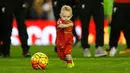 Seorang anak bermain bola di dalam lapangan saat salam penghormatan setelah berakhirnya pertandingan melawan Chelsea pada pertandingan Liga Inggris di Anfield, Liverpool, 12 Mei 2016. (Reuters / Carl Recine)