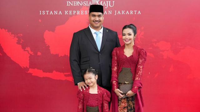 Dito Ariotedjo dilantik lagi sebagai Menteri Pemuda dan Olahraga, dengan sang istri Niena Kirana Riskyana turut menemani.