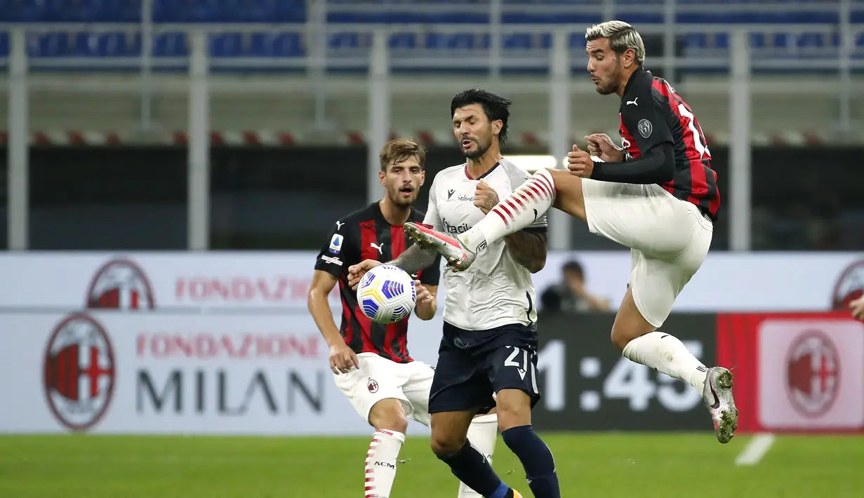 Pemain AC Milan Theo Hernandez (kanan) berebut bola udara dengan pemain Bologna Roberto Soriano pada pertandingan Serie A di Stadion San Siro, Milan, Italia, Senin (21/9/2020). AC Milan menaklukkan Bologna 2-0. (AP Photo/Antonio Calanni)