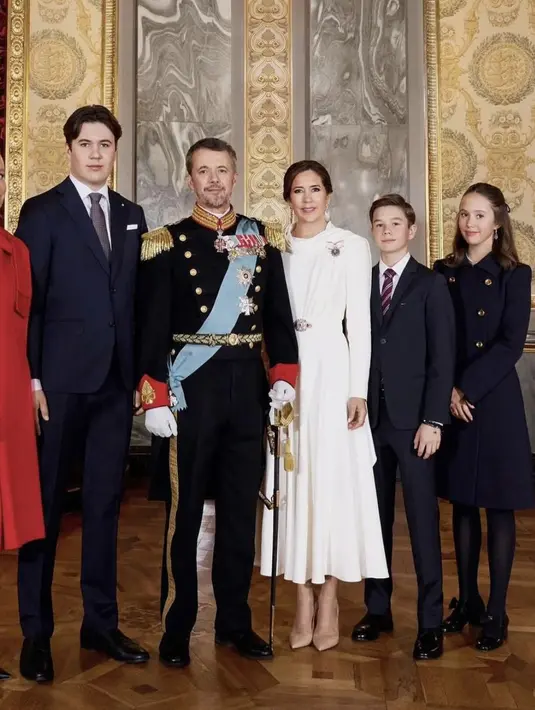 Keluarga Kerajaan Denmark baru saja merilis potret keluarga dengan tampilan yang begitu stylish. [Foto: Instagram/ royal.children]