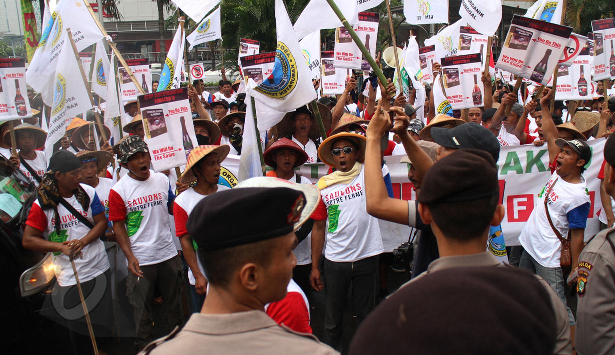 Ratusan petani yang tergabung dalam APTI melakukan aksi unjuk rasa di depan Kedutaan Besar Prancis, Jakarta, Selasa (9/6/2015). Aksi dilakukan terkait kebijakan Prancis yang menerapkan kemasan rokok polos (plain packaging).  (Liputan6.com/Johan Tallo)