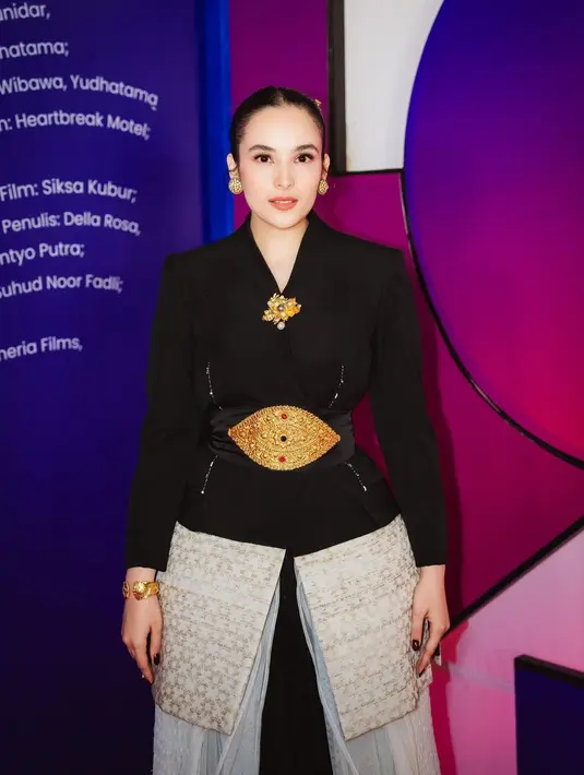 Aktris Chelsea Islan kembali mencuri perhatian dengan penampilan anggunnya dalam Lenan Honeycomb Suit Dress yang merupakan bagian dari koleksi ‘Lintas Waktu’, hasil kolaborasi kreatif antara desainer Wilsen Willim dan Chandra Pitok. [@wilsenwillimofficial].