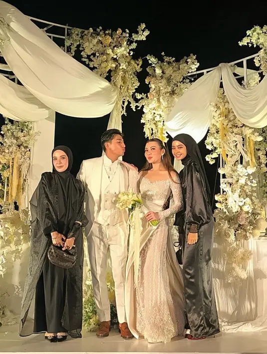 Hamidah hadir tampil serba hitam mengenakan long dress dipadukan kerudung dan outer panjang organza serta flat shoesnya. [@nesaaqila]
