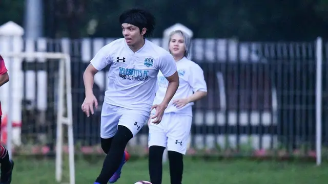 6 Potret Evelin Nada Anjani Main Sepak Bola, Tetap Semangat Meski Hujan