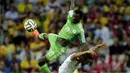 Juwon Oshaniwa (kiri) mencoba merebut bola atas dari Reza Ghoochannejhad (Iran) di babak penyisihan Piala Dunia Grup F, Baixada Arena, Brasil, (17/6/2014). (REUTERS/Henry Romero)