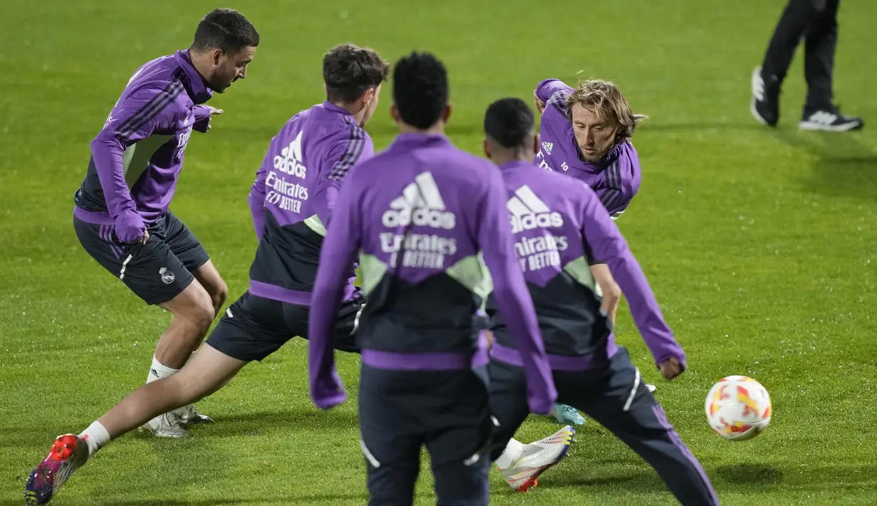 Gelandang Real Madrid  Luka Modric berlari ke arah bola saat sesi latihan bersama rekan setimnya, di stadion Al Nassr, di Riyadh, Arab Saudi, Selasa (10/1/2023). Real Madrid akan menghadapi Valencia di King Fahd International Stadium pada semifinal Piala Super Spanyol, Kamis, 12 Januari 2023, dini hari WIB. (AP Photo/Hussein Malla)