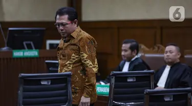 Terdakwa kasus dugaan suap dan gratifikasi pengurusan perkara di Mahkamah Agung (MA) Hasbi Hasan usai menjalani sidang pembacaan putusan di Pengadilan Tipikor, Jakarta, Rabu (3/4/2024). (merdeka.com/Arie Basuki)